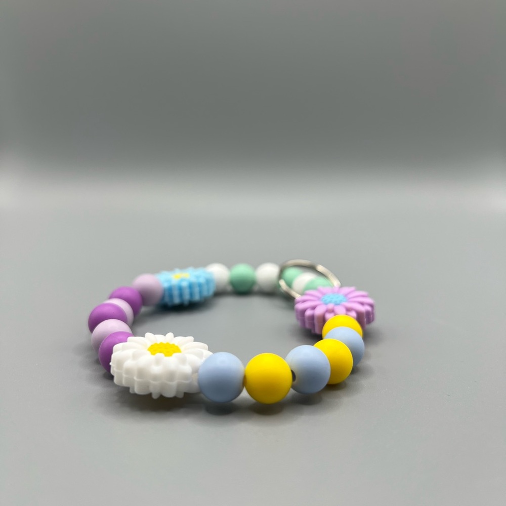 🎄4/$10🎄 Colorful Daisy Beaded Keychain Bracelet - Handmade #1 - Picture 2 of 3